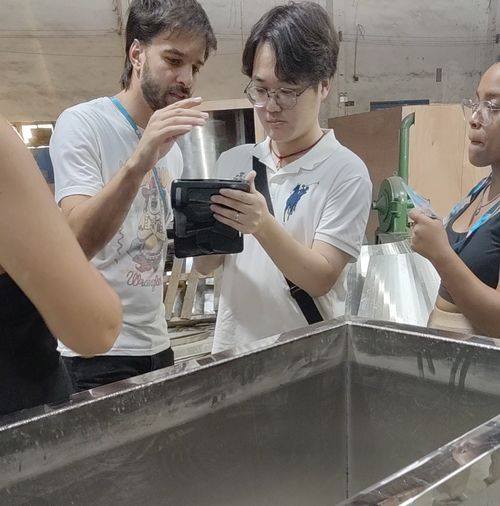 Berita perusahaan terbaru tentang Kunjungan Situs yang Sukses oleh Klien Spanyol: Minat yang Kuat untuk Conveyor Spiral